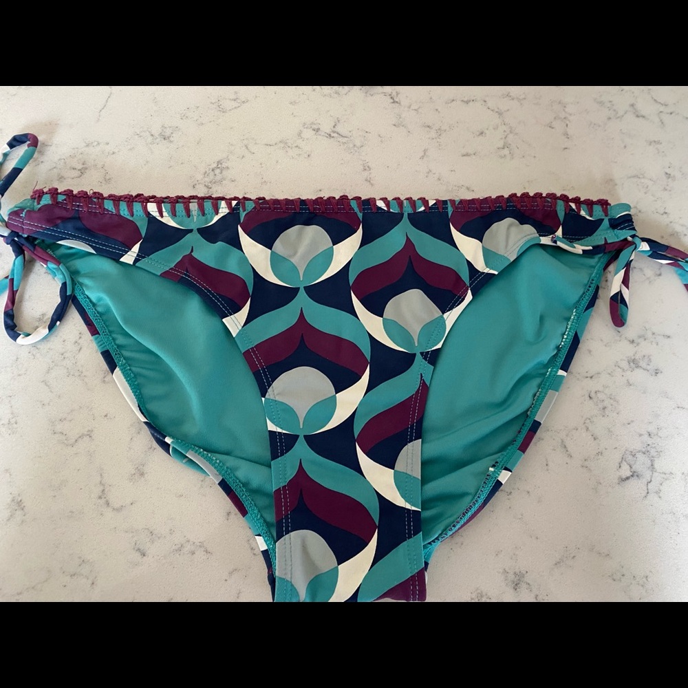 Beautiful bikini. - Picture 3 of 5